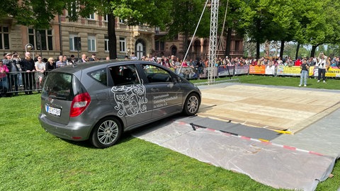 Die mutmaßlich größte Bibelseite der Welt wurde am Samstag in Mainz gedruckt. Ein Auto ersetzte dabei die Presse.