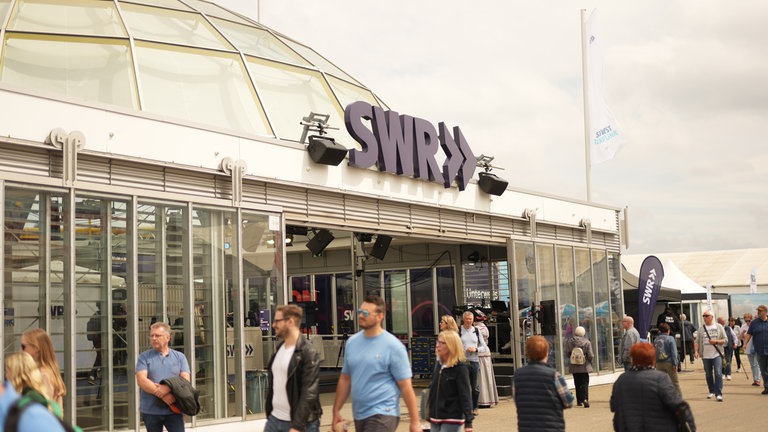 Das Gläserne Studio des SWR auf dem Maimarkt in Mannheim.