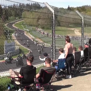 Menschen beobachten Motorräder am Nürburgring