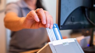 Lesegerät für Gesundheitskarte in einer Praxis - Pro und Contra elektronische Patientenakte