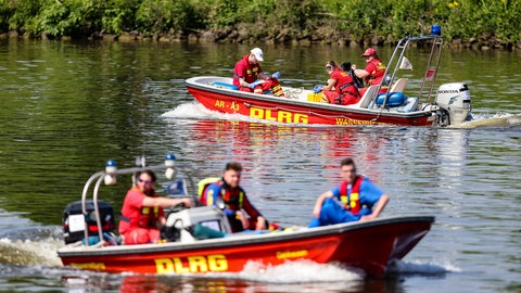 Ein Boot der DLRG mit mehreren Rettungsschwimmer. In Mainz sind sie ab Mai wieder auf den Wachstationen.