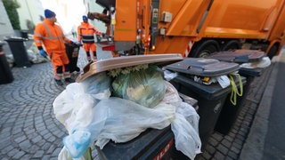 Eine falsch befüllte Biomüll-Tonne, aus der Plastik quillt, ist Grund genug für die Entsorger, sie stehen zu lassen.