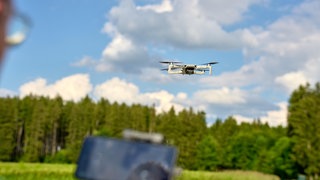 Immer wieder kommt es zu Vorfällen mit Drohnen, die von Hobbypiloten oder mutwilligen Straftätern geführt werden. Auch in Rheinland-Pfalz kommt es vermehrt zu Problemen. Welche Regeln gelten für Hobby-Flieger und wo greift die Polizei ein?