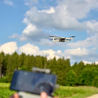 Immer wieder kommt es zu Vorfällen mit Drohnen, die von Hobbypiloten oder mutwilligen Straftätern geführt werden. Auch in Rheinland-Pfalz kommt es vermehrt zu Problemen. Welche Regeln gelten für Hobby-Flieger und wo greift die Polizei ein?