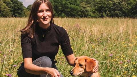 Tierärztin Tabea Held mit ihrem Hund.