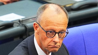 In einem bislang einmaligen Vorgang ist CDU-Chef Friedrich Merz im Bundestag erst im zweiten Wahlgang zum neuen Kanzler gewählt worden.
