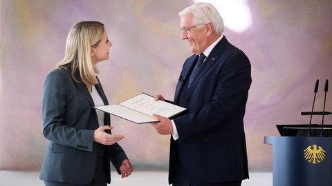 Verena Hubertz (SPD) hat aus den Händen von Bundespräsident Steinmeier ihre Ernennungsurkunde zur Bundesbauministerin erhalten. Hubertz ist eine von drei aus RLP kommenden Ministern im Kabinett von Kanzler Friedrich Merz (CDU).