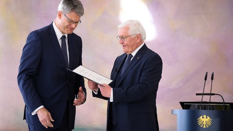 Patrick Schnieder (CDU) hat aus den Händen von Bundespräsident Steinmeier seine Ernennungsurkunde zum Bundesverkehrsminister erhalten. Schnieder ist einer von drei aus RLP kommenden Ministern im Kabinett von Kanzler Friedrich Merz (CDU).