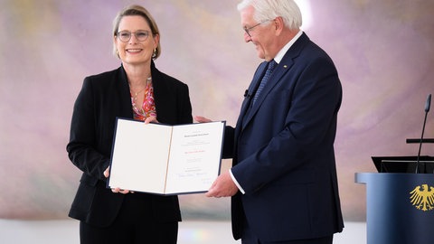 Stefanie Hubig (SPD) hat aus den Händen von Bundespräsident Steinmeier ihre Ernennungsurkunde zur Bundesjustizministerin erhalten. Hubig ist eine von drei aus RLP kommenden Ministern im Kabinett von Kanzler Friedrich Merz (CDU).