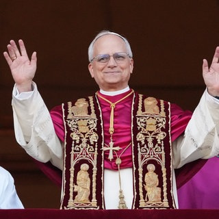 Der neue Papst tritt vor die Menschen auf dem Petersplatz im Vatikan.