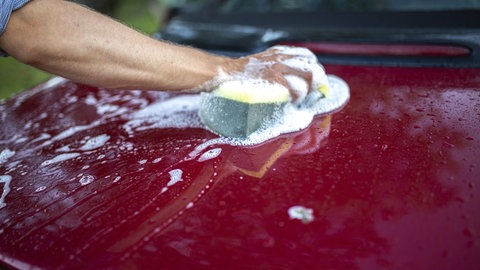 Auto waschen an Sonn- und Feiertagen: In Rheinland-Pfalz auch vor der Haustür nur mit Einschränkungen erlaubt