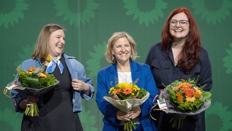 Die rheinland-pfälzische Umweltministerin Katrin Eder (Grüne, M), freut sich nach der Wahl beim Landesparteitag von Bündnis 90Die Grünen Rheinland-Pfalz auf Platz eins der Landesliste für die Landtagswahl 2026 mit ihren Parteikolleginnen Katharina Binz (l, Listenplatz drei) und Pia Schellhammer (Listenplatz zwei).