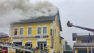 Der Dachstuhl eines ehemaligen Hotels in Bruchertseifen im Kreis Altenkirchen hat Feuer gefangen.
