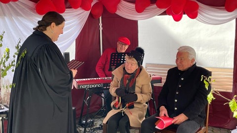 Ein Paar lässt sich bei der Aktion 2024 in Idstein trauen.