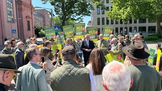 An der Demonstration von Jägern vor dem Landtag in Mainz haben etwa 80 Personen teilgenommen.