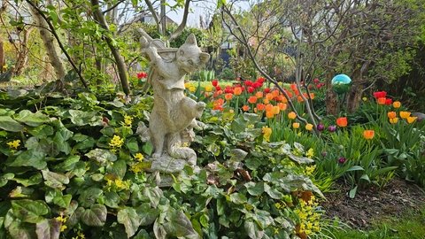 Eine Skulptur im Garten des Katzenmuseums "Katzinett".