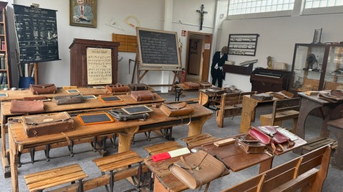 Alte Schulbänke, Ranzen und Tafeln im Prof. Bertlein Schulmuseum in Worms.