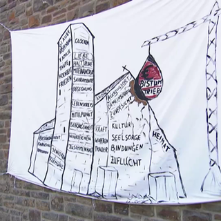 Protestbanner an Ahrbrücker Kirche