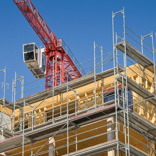 Gerüst und Kran an einem Neubau 