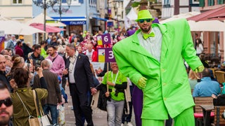 Unter anderem ist eine Parade aus Fuß- und Musikgruppen beim Rheinland-Pfalz-Tag durch Neustadt gezogen. Insgesamt haben mehr als 200.000 Menschen das Landesfest gefeiert.