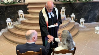 Eine Trauung bei der Aktion "Einfach heiraten" 2024 im hessischen Idstein. 2025 haben auch in RLP Paare mitgemacht.