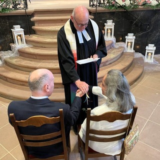 Eine Trauung bei der Aktion "Einfach heiraten" 2024 im hessischen Idstein. 2025 haben auch in RLP Paare mitgemacht.