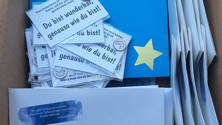 Ein Karton mit "Mutmachpost".