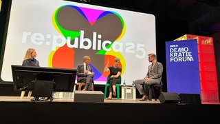 Michel Friedman und seine Gäste bei der Podiumsdiskussion des SWR Demokratieforums auf der re:publica in Berlin
