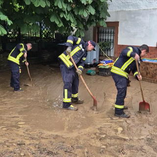 Nach dem Unwetter bei Mehring in der Region Trier haben die Aufräumarbeiten begonnen. Helfer beseitigen die Wassermassen 
