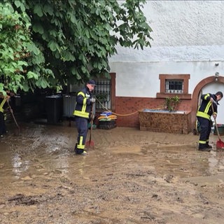 Räumungsarbeiten der Feuerwehrkräfte