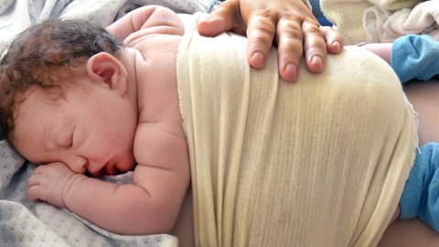 Neugeborenes kurz nach Geburt im Kreißsaal auf dem Bauch der  Mutter - viele Kreißsäle in RLP bereits geschlossen.