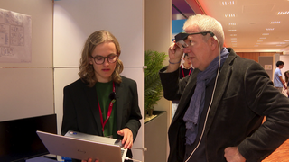 "Jugend forscht"-Gewinner Jonathan Baschek aus Koblenz (l.) führt seine selbst entwickelte Datenbrille vor