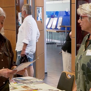 Infoveranstaltung für pflegende Angehörige in Nastätten: Zwei Damen im Gespräch