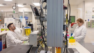 BioNTech-Mitarbeiter arbeiten im Forschungszentrum. Mit Milliarden des US-Pharmakonzern BMS soll die Krebstherapie ausgebaut werden.