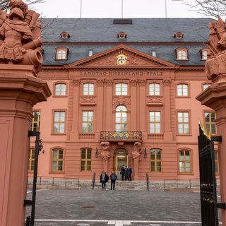 Der Landtag von Rheinland-Pfalz in Mainz. Das Landesparlament in Mainz will stärker gegen verfassungsfeindliche Mitarbeiter von Fraktionen oder Abgeordneten vorgehen.
