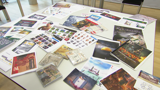 Verfassungsschutzbericht 2024 für RLP: Broschüren extremistischer Gruppen liegen auf einem Tisch