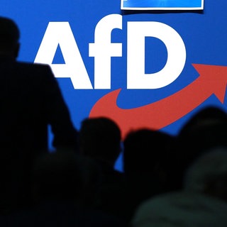 AfD-Logo auf einem Parteitag - Die Partei sei rechtsextrem, sagen zwei Drittel der Befragten einer Umfrage (Symbolbild)