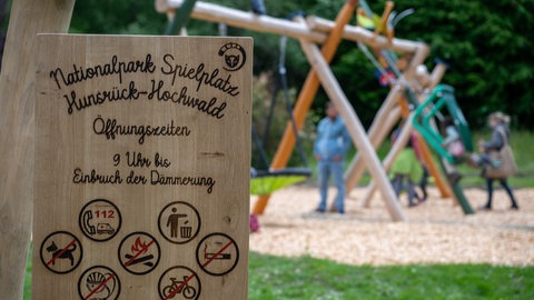 Ein neuer Spielplatz ist am Festwochenende anlässlich 10 Jahre Nationalpark Hunsrück-Hochwald eröffnet worden.