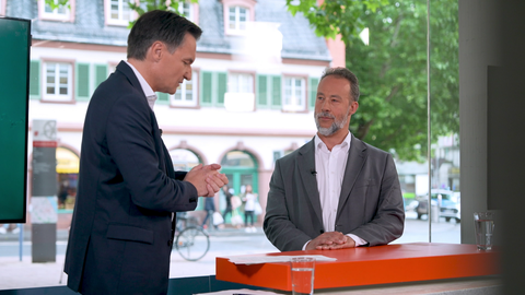 SWR-Moderator Sascha Becker spricht mit AfD-Landeschef Jan Bollinger.