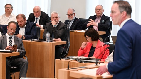 Der RLP-Innenminister Michael Ebling (SPD, r) spricht während der Landtagsdebatte zum Verfassungsschutzbericht und kritisiert dabei die AfD (im Hintergrund)