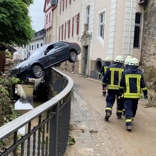 Einsatzkräfte bei der Ahrflut - der Landtag hat ein neues Katastrophenschutzgesetz beschlossen