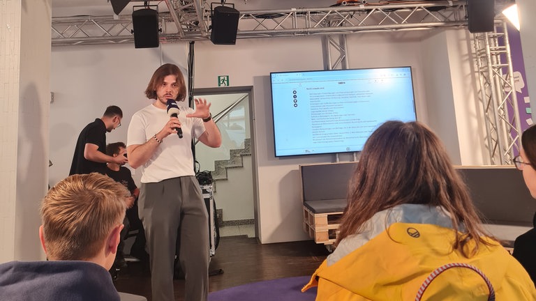 Nedim Pekic ist Social Media-Redakteur bei SWR Aktuell - hier erklärt er, wie Community Management funktioniert.