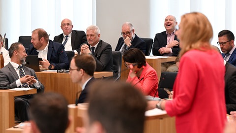 Die SPD-Fraktionsvorsitzende im Landtag, Sabine Bätzing-Lichtenthäler (rechts), hält eine Rede (Archivbild).
