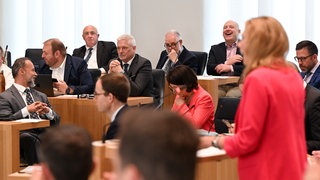 Die SPD-Fraktionsvorsitzende im Landtag, Sabine Bätzing-Lichtenthäler (rechts), hält eine Rede (Archivbild).