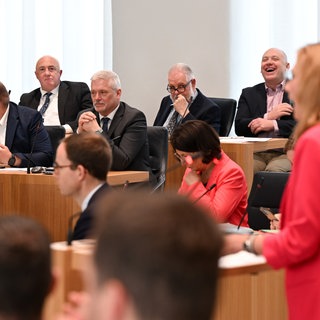 Die SPD-Fraktionsvorsitzende im Landtag, Sabine Bätzing-Lichtenthäler (rechts), hält eine Rede (Archivbild).