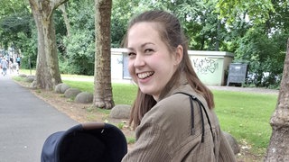 Eva aus dem Donnersbergkreis kennt das Gefühl, wenn man auf eine Blutspende angewiesen ist. Nach der Geburt ihres Kindes hat sie viel Blut verloren. Seit diesem Erlebnis liegt das Thema Blutspende der 31-Jährigen am Herzen.