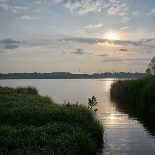 Nach Gewittern und gebietsweisen stärkeren Regenfällen zeigte sich am Samstagbend mancherorts wieder die Sonne – wie hier bei Dreifelden im Westerwald am Dreifelder Weiher.