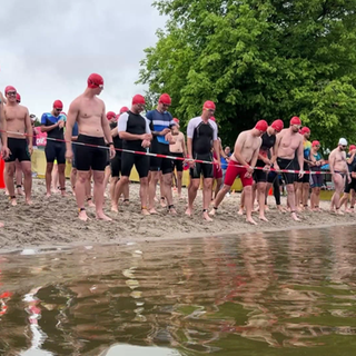 Triathleten kurz vor dem Start ins Wasser