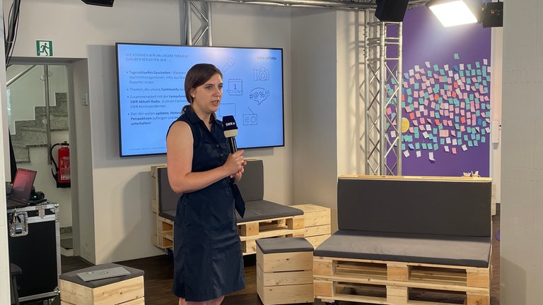 Für SWR Aktuell Online RLP erklärt Redakteurin Ingrid Reitenbach, wie Nachrichten für Web, App und Social Media entstehen