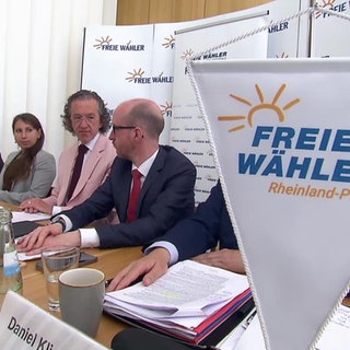 Politiker der Freien Wähler bei einer Pressekonferenz